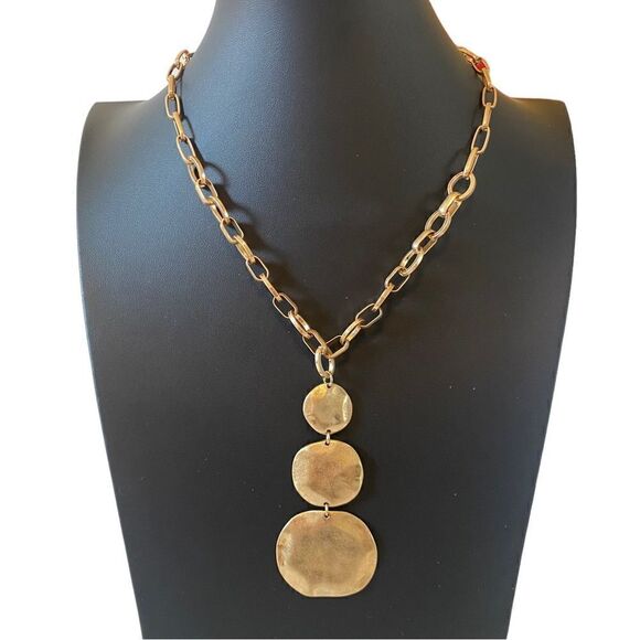 Hammered Matte Gold Tone Graduated Circle Drop Necklace. - Picture 4 of 5